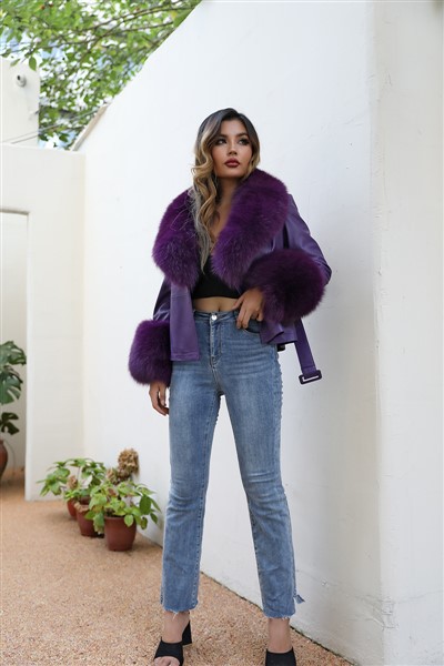 Kot Kulit Hitam dengan Bulu Putih